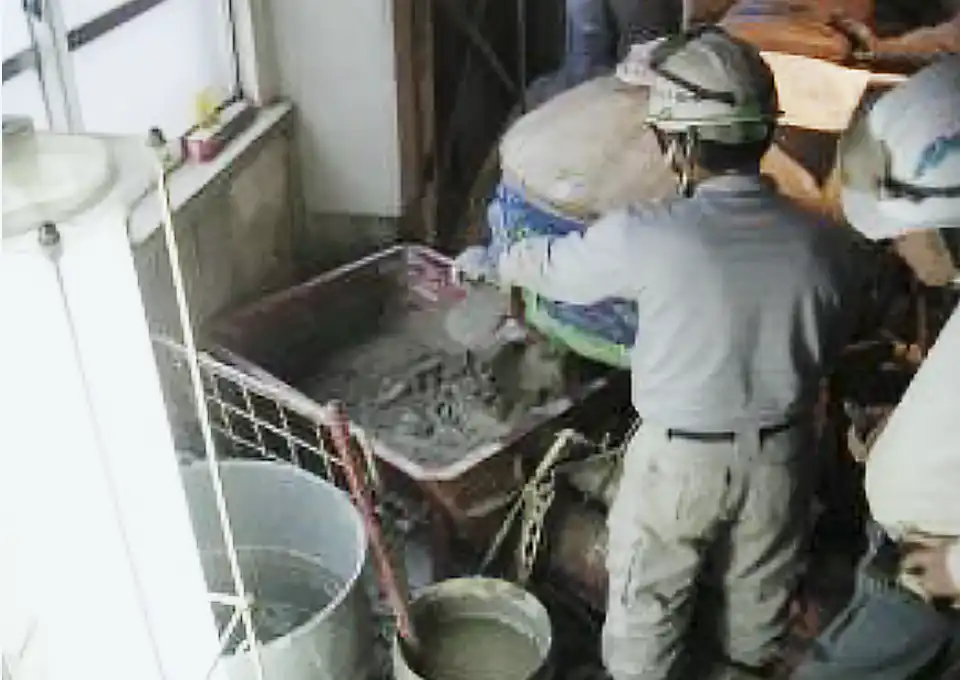 駐車禁止・型枠の持ち込み困難な偏狭物件の耐震改修事例