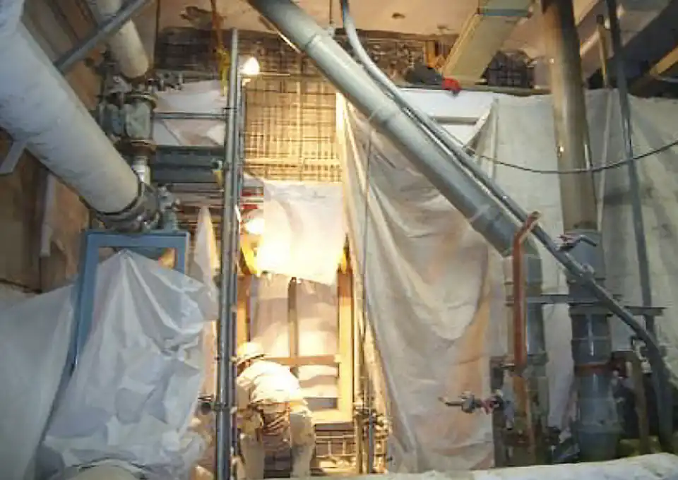 工場建屋内、型枠の設置困難な偏狭物件の耐震改修事例